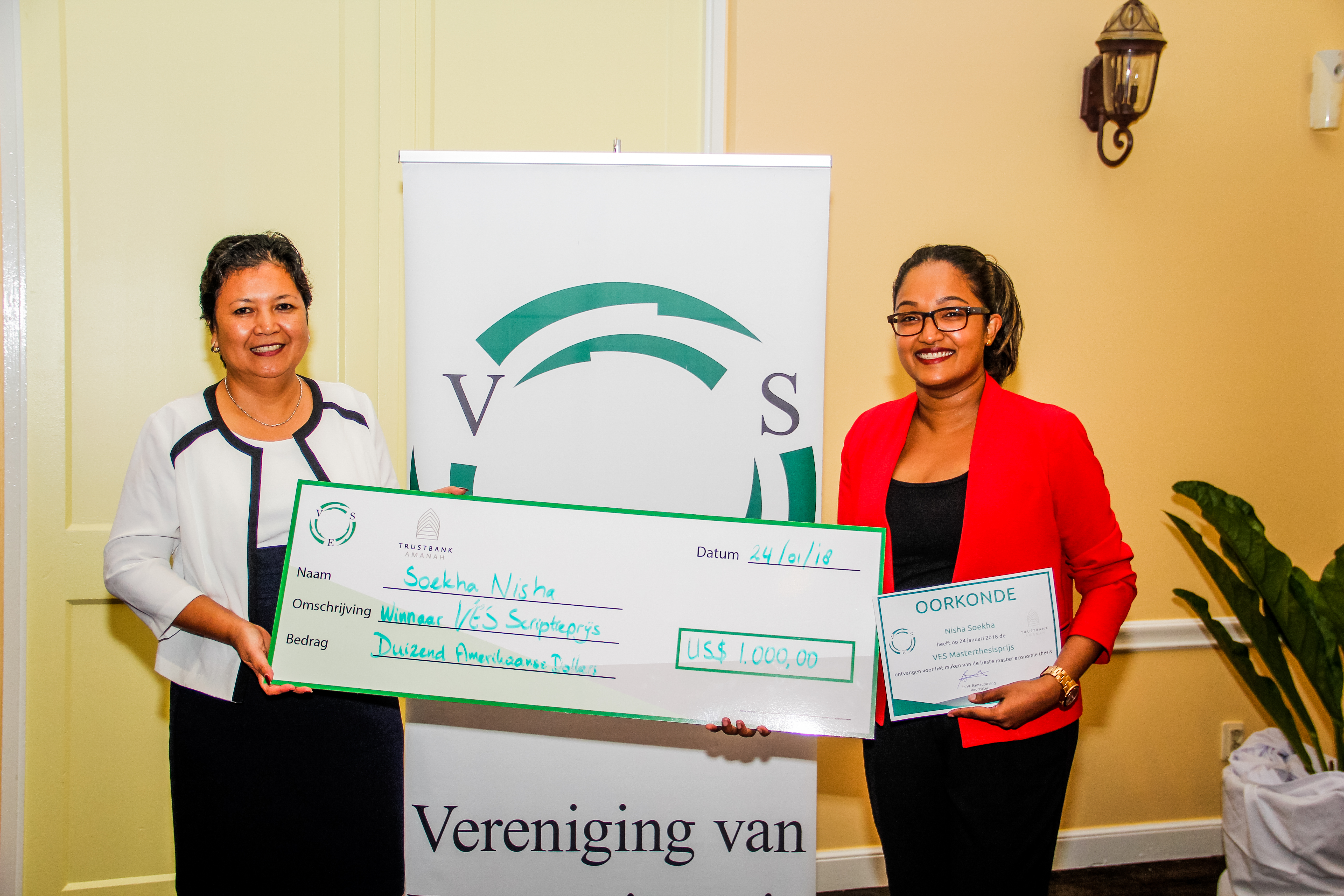 Trustbank Amanah VES scriptieprijs winnares bekroond door Trustbank Amanah